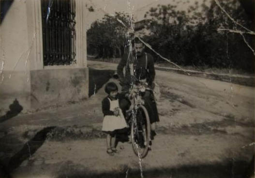 Nelsa Gadea con una bicicleta Nelsa Gadea con una bicicleta
